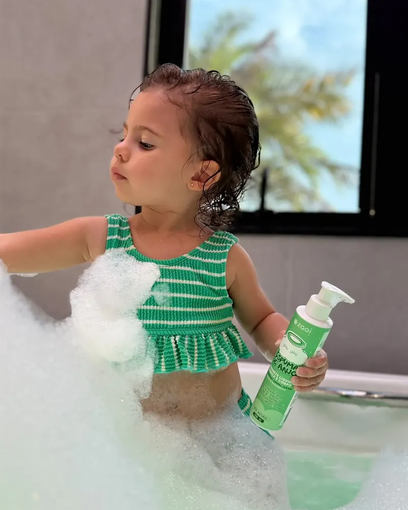 Menina brincando com a espuma na banheira